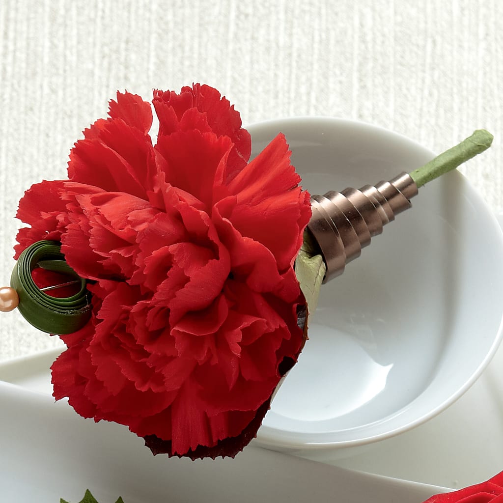 Red Carnation Boutonniere – THE CARRIAGE HOUSE FLORAL & GIFTS, Marlette MI