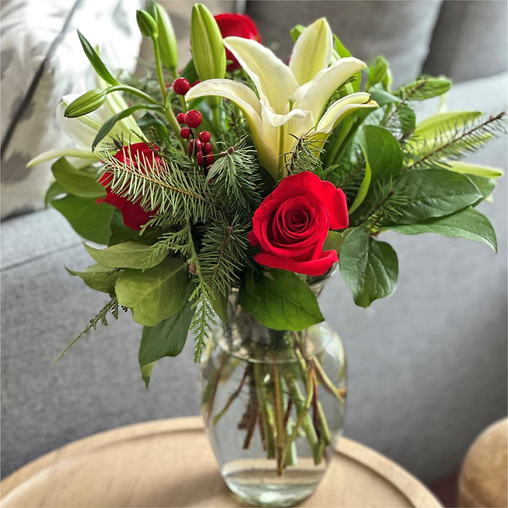 Sparkling Snowflakes Bouquet – THE CARRIAGE HOUSE FLORAL & GIFTS, Marlette MI