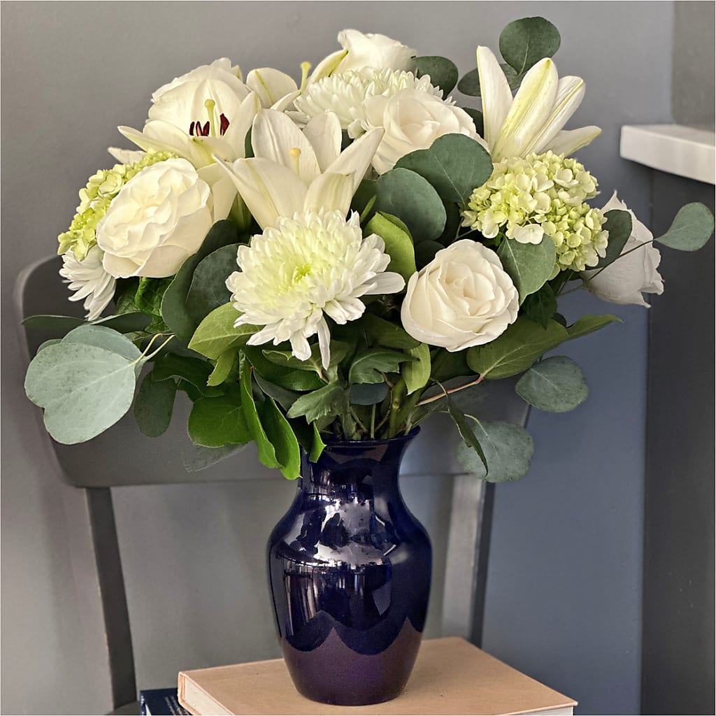 Snowy Dreams Bouquet – THE CARRIAGE HOUSE FLORAL & GIFTS, Marlette MI